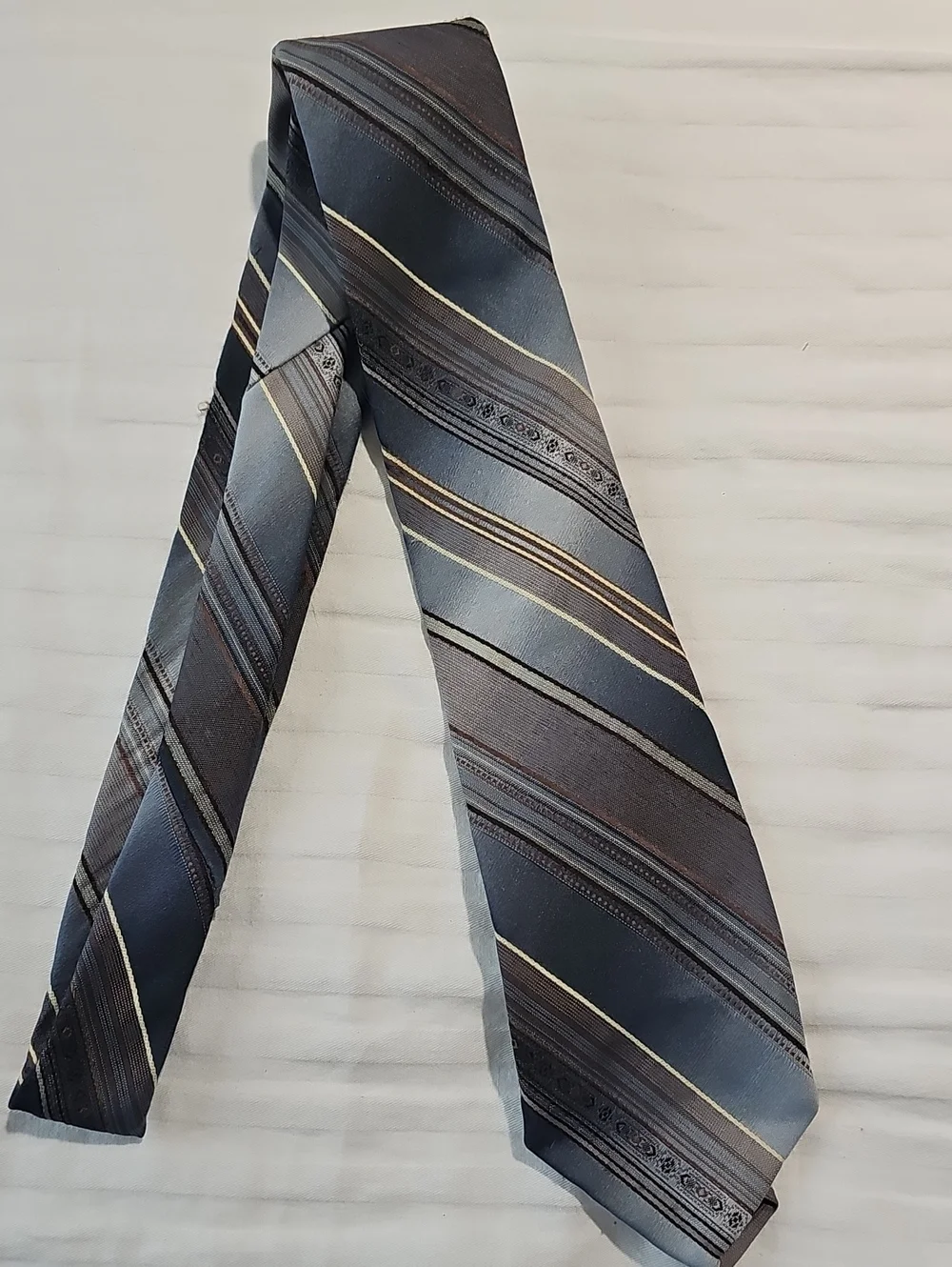 Design Classic Men's Striped Necktie